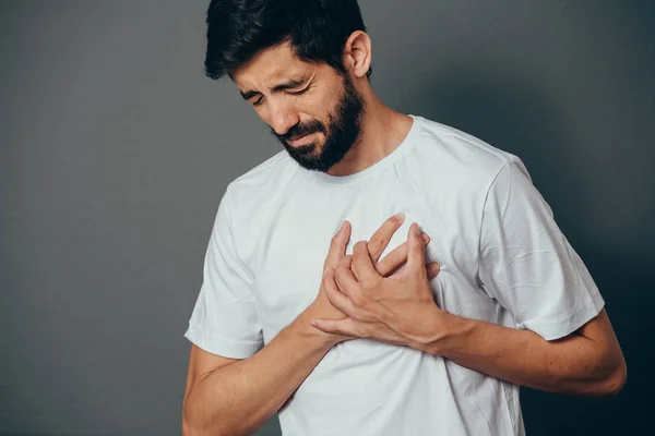 Orang, kesehatan dan konsep masalah - menutup manusia yang menderita sakit jantung karena latar belakang abu-abu — Stok Foto
