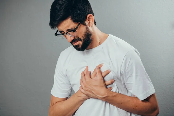 Personas, cuidado de la salud y el concepto de problema - primer plano del hombre que sufre de dolor de corazón sobre fondo gris —  Fotos de Stock