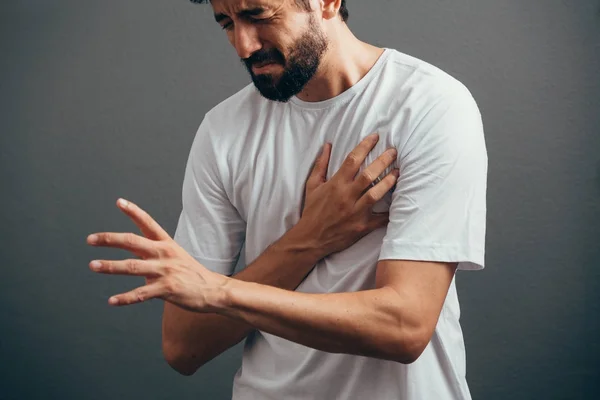 Kişi, sağlık ve sorun kavramı - gri arka plan üzerinde kalp ağrısı acı adam yakın — Stok fotoğraf