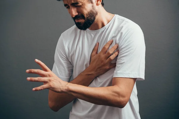 Personer, hälsovård och problemet koncept - närbild av människan lider av ont i hjärtat över grå bakgrund — Stockfoto