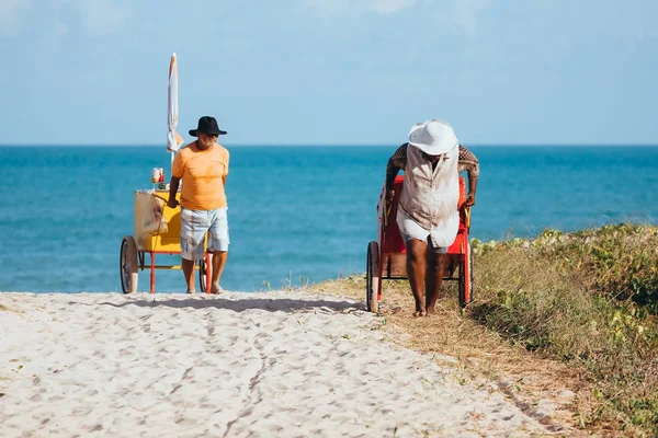 Cabedelo, Paraíba, Brazylia - 10 grudnia 2017 - Street dostawcy działa na brazylijskiej plaży w słoneczny dzień — Zdjęcie stockowe