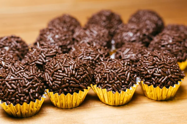 Brigadeiro, portugais pour "brigadier", est un dessert brésilien commun — Photo