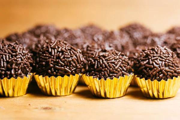 Brigadeiro, portugais pour "brigadier", est un dessert brésilien commun — Photo