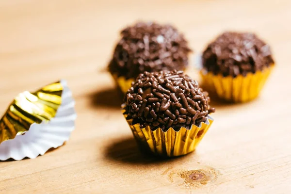 Brigadeiro, portugais pour "brigadier", est un dessert brésilien commun — Photo