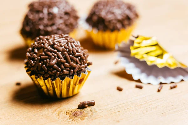 Brigadeiro, portugais pour "brigadier", est un dessert brésilien commun — Photo