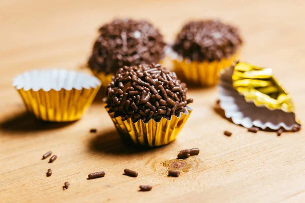 Brigadeiro, portugais pour "brigadier", est un dessert brésilien commun — Photo