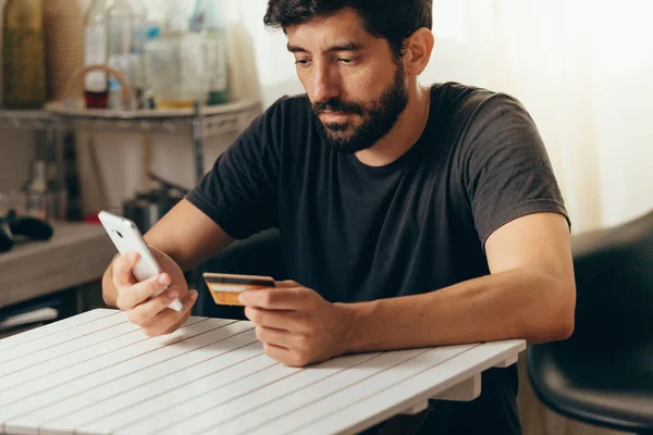 Online betaling. Man een credit card bedrijf en met behulp van slimme telefoon voor online winkelen — Stockfoto