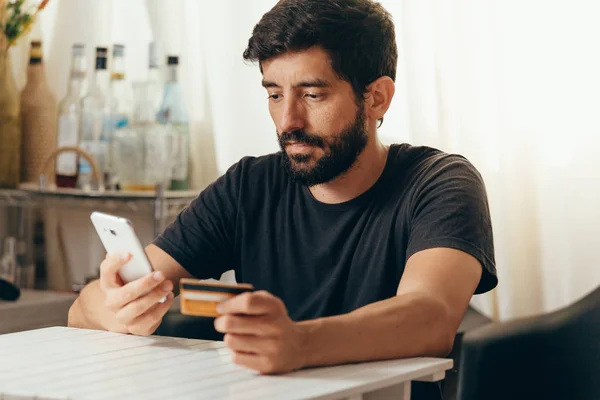 Online betaling. Man een credit card bedrijf en met behulp van slimme telefoon voor online winkelen — Stockfoto