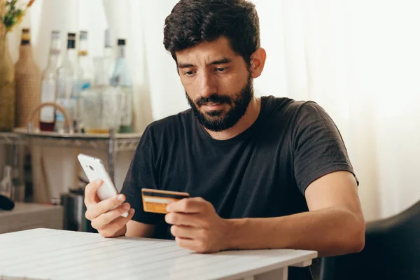 Online betaling. Man een credit card bedrijf en met behulp van slimme telefoon voor online winkelen — Stockfoto