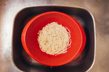 Spagetti lavaboya plastik kevgir içinde