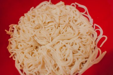 Spagetti makarna kırmızı bir kabın içinde yakın çekim