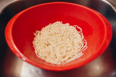 Spagetti lavaboya plastik kevgir içinde