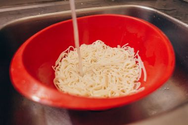 Spagetti lavaboya plastik kevgir içinde