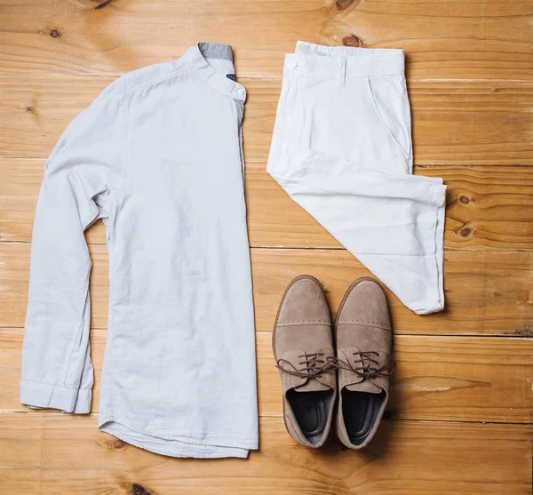 Lapos feküdt a férfi alkalmi divat ruhák fa háttér, felülnézet — Stock Fotó
