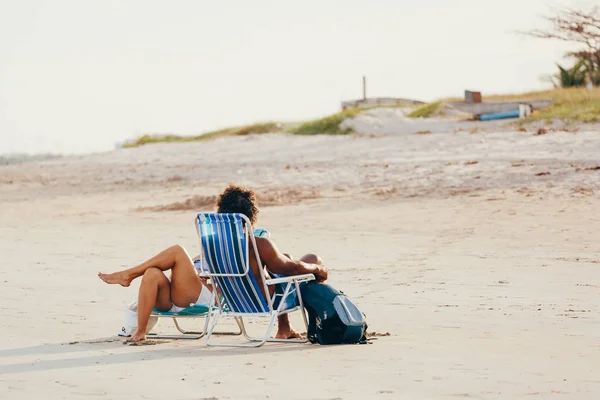 Para zrelaksować się przy tropikalnej, piaszczystej plaży — Zdjęcie stockowe