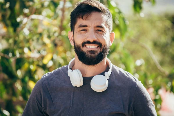 Portret van een aantrekkelijke volwassen man met een ongericht groene achtergrond — Stockfoto