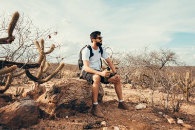 Rahatlatıcı ve çölde uzun zammı sonra ortam zevk genç adam