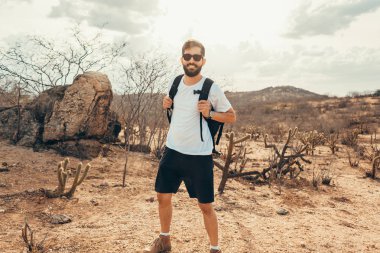 Adam çölde hiking sırt çantası ile seyahat. Seyahat yaşam tarzı başarı kavramı