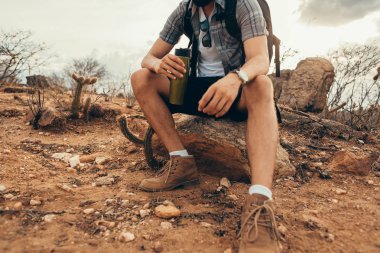 Rahatlatıcı ve çölde uzun zammı sonra ortam zevk genç adam