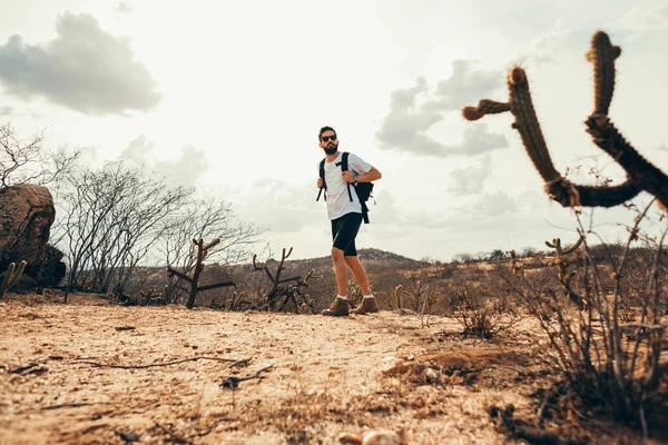 Orang bepergian dengan ransel hiking di padang pasir. Konsep sukses gaya hidup perjalanan — Stok Foto