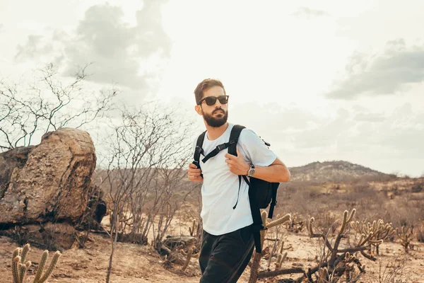 Orang bepergian dengan ransel hiking di padang pasir. Konsep sukses gaya hidup perjalanan — Stok Foto