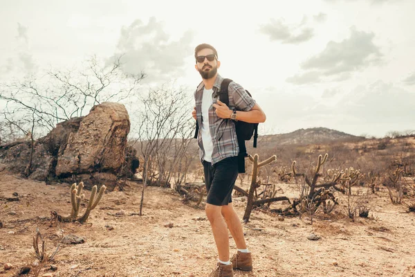 Orang bepergian dengan ransel hiking di padang pasir. Konsep sukses gaya hidup perjalanan — Stok Foto