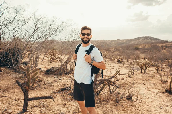 Человек путешествует с рюкзаком в пустыне. Идея успеха в путешествиях — стоковое фото