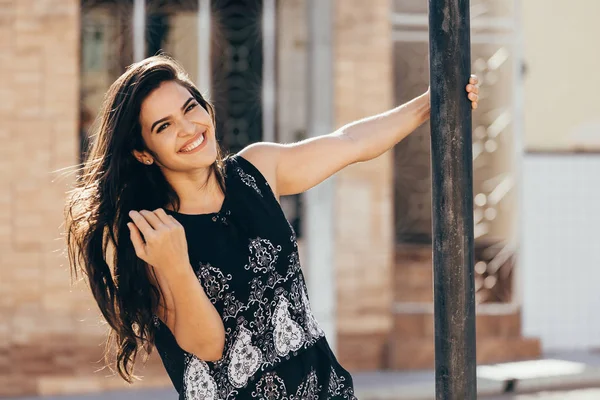 Retrato feliz sonriente mujer al aire libre —  Fotos de Stock