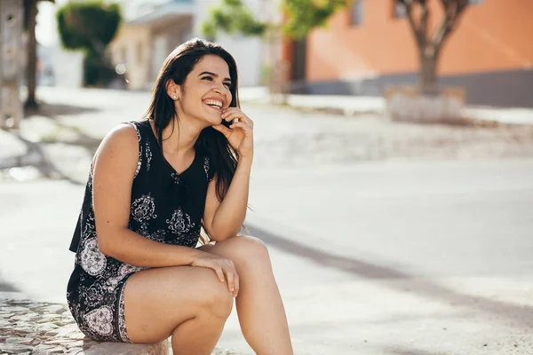 Mulher bonita sentada na rua — Fotografia de Stock