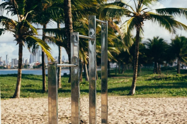 Peralatan olahraga gratis di pantai Brasil. Gambar siang hari Open Gym di pantai. Peralatan kebugaran terpasang untuk penggunaan publik . Stok Gambar