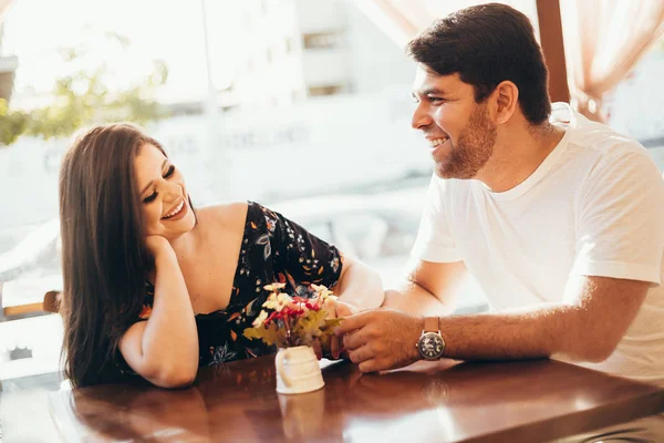 Jong koppel in liefde zitten in een cafe, een gesprek en genieten van de tijd doorgebracht met elkaar. — Stockfoto