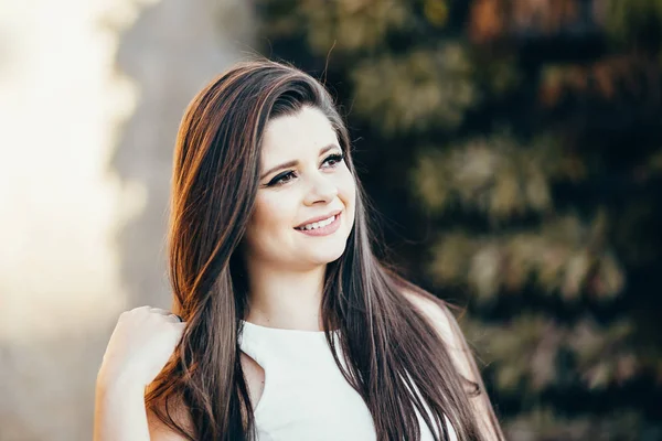 Portret van gelukkig lachende vrouw staande op het plein op de zonnige zomer of lente buiten, schattige lachende vrouw, aantrekkelijke jonge meisje geniet van de zomer — Stockfoto