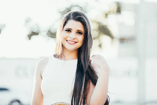 Portret van gelukkig lachende vrouw staande op het plein op zonnige Stockfoto