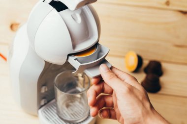 Espresso makinesi ile kapsül çekmece çekerek el bir 