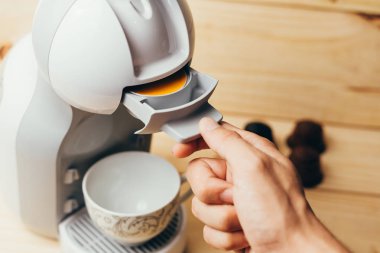 Espresso makinesi ile kapsül çekmece çekerek el bir 