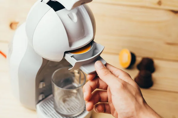 Espresso makinesi ile kapsül çekmece çekerek el bir 