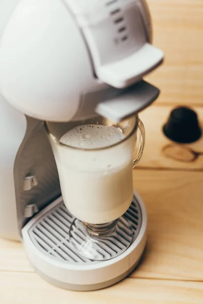 Macchiato és kávé kávéfőző fából készült háttér — Stock Fotó