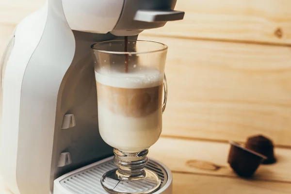 Macchiato és kávé kávéfőző fából készült háttér — Stock Fotó