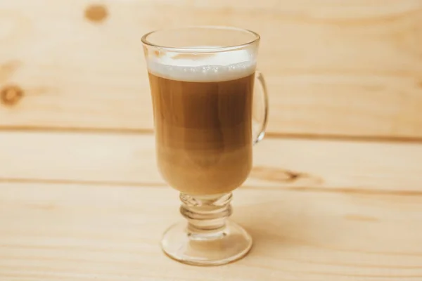 Csésze kávé, fából készült háttér espresso macchiato — Stock Fotó