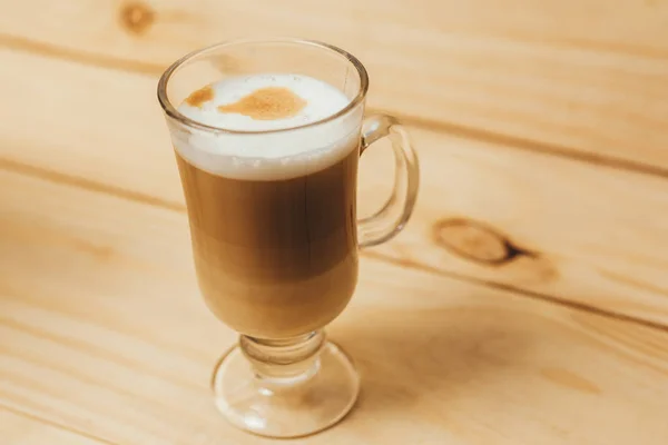 Csésze kávé, fából készült háttér espresso macchiato — Stock Fotó