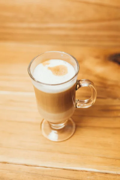 Csésze kávé, fából készült háttér espresso macchiato — Stock Fotó