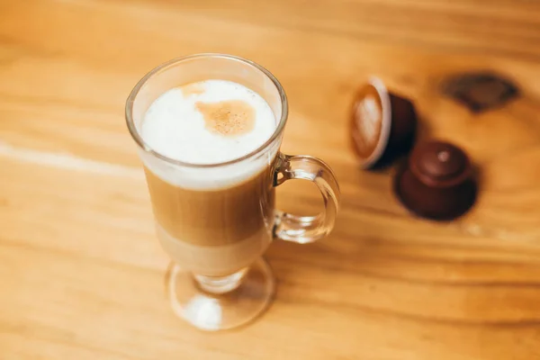 Espresso macchiato kávé és fa háttér kapszula — Stock Fotó