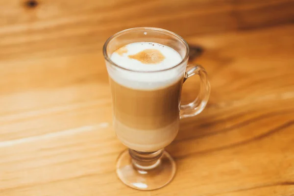 Csésze kávé, fából készült háttér espresso macchiato — Stock Fotó