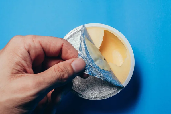 Miękkie masło, otwarcie pokrywy z tworzywa sztucznego, zawierające cup w scenie — Zdjęcie stockowe