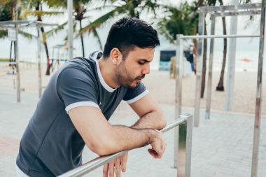 Yakışıklı genç adam sahilde sokak egzersiz yapıyor