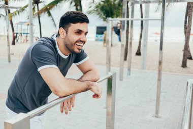 Yakışıklı genç adam sahilde sokak egzersiz yapıyor