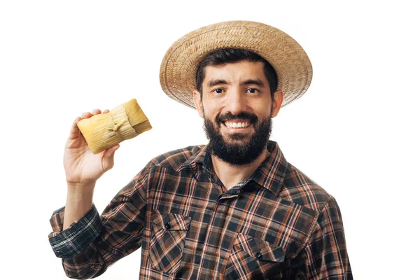 Braziliaanse man dragen van typische kleding voor de Festa Junina met traditionele gerechten Pamonha — Stockfoto