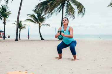 Cabedelo, Paraiba, Brezilya - 26 Nisan 2018 - kadın sağlığı ilgilenir ve sahilde egzersizleri yapıyor