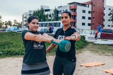 Cabedelo, Paraiba, Brezilya - 26 Nisan 2018 - kişisel antrenör istemcileri beach iş günü destekler.