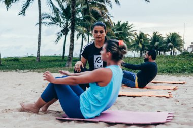 Cabedelo, Paraiba, Brezilya - 26 Nisan 2018 - kişisel antrenör istemcileri beach iş günü destekler.